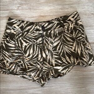 Banana republic size 6 shorts.